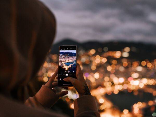 Fotografowanie nocą za pomocą smartfona - jak uzyskać imponujące efekty